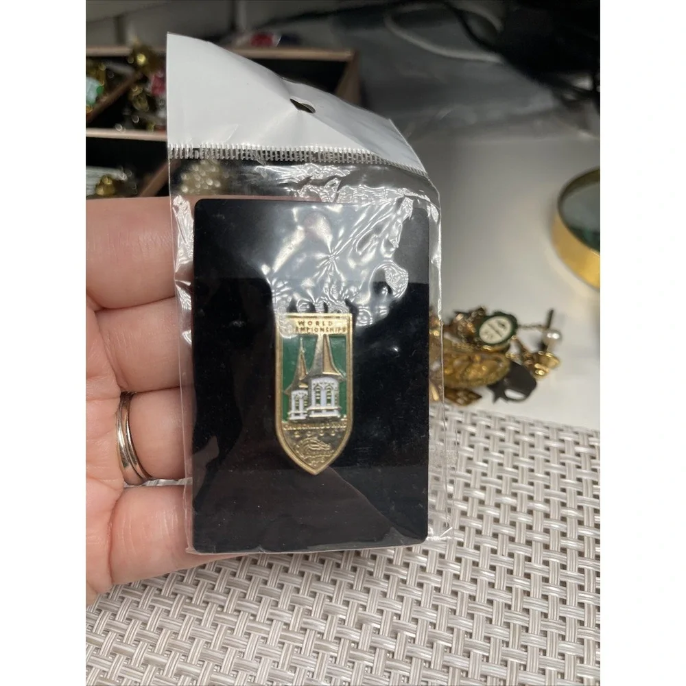 2006 World Champion Chips Churchhill Downs Lapel/Hatpin